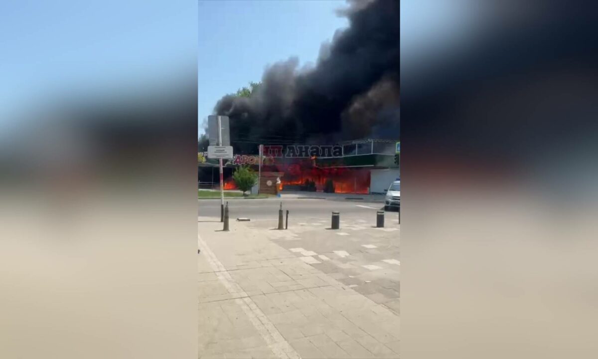 Детский парк аттракционов «Джунгли» загорелся в Анапе