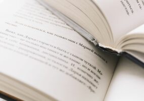 krupnym-planom-otkrytye-knigi