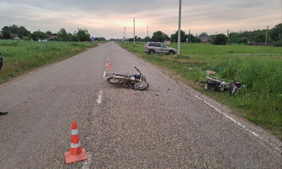 На Кубани два подростка попали в больницу после лобового ДТП на скутерах
