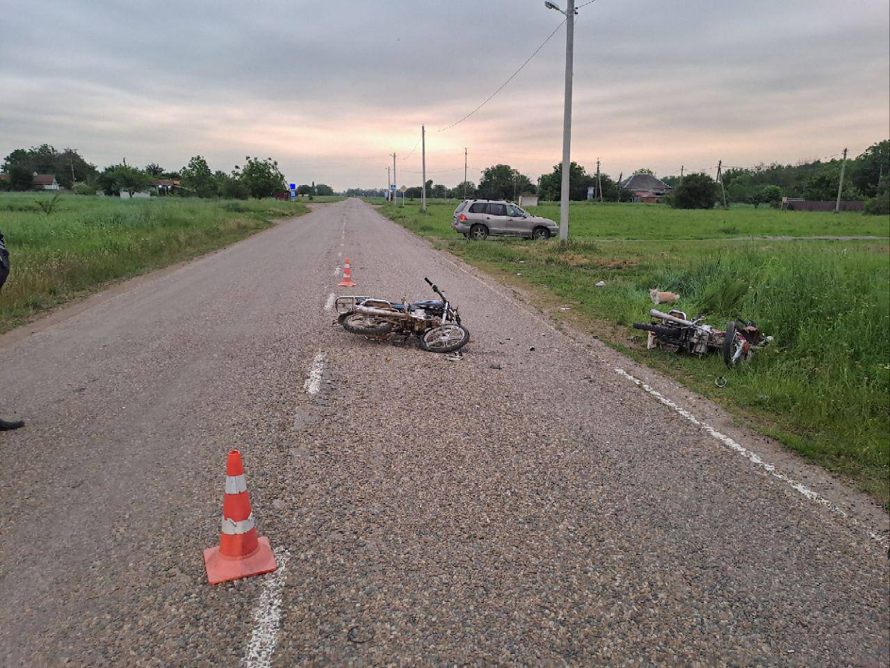 На Кубани два подростка попали в больницу после лобового ДТП на скутерах