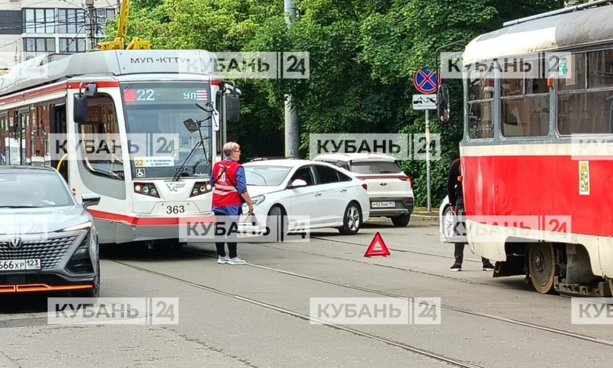 Mercedes врезался в трамвай в центре Краснодара, перегородив дорогу и пути