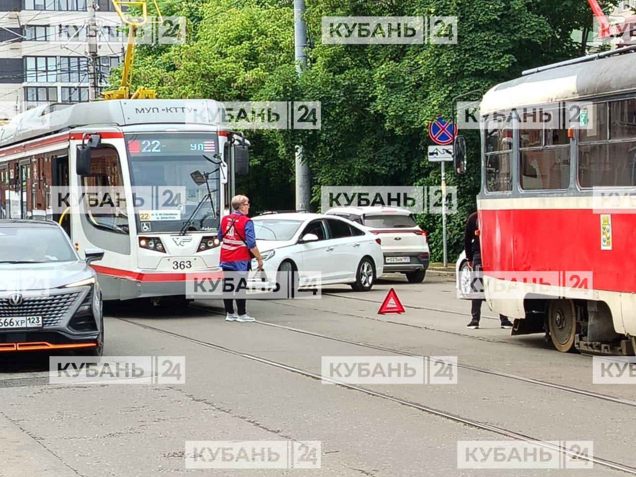 Mercedes врезался в трамвай в центре Краснодара, перегородив дорогу и пути