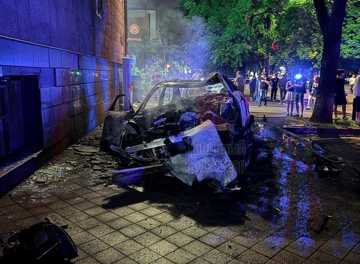 В полиции рассказали подробности ДТП с Mercedes, сгоревшим в центре Краснодара