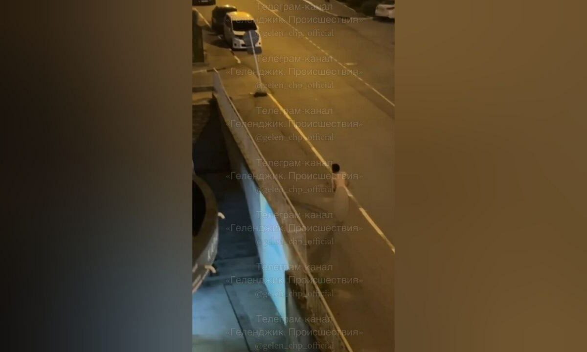 Бегавший по улице с ножом голый мужчина напугал жителей Геленджика