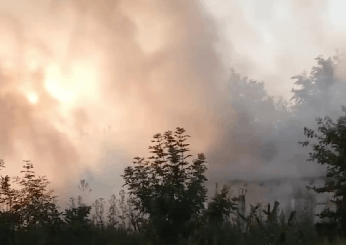 Две легковушки и гараж сгорели в хуторе под Анапой