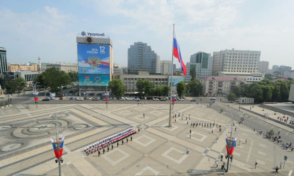 В Краснодаре флаг России торжественно подняли на Главной городской площади