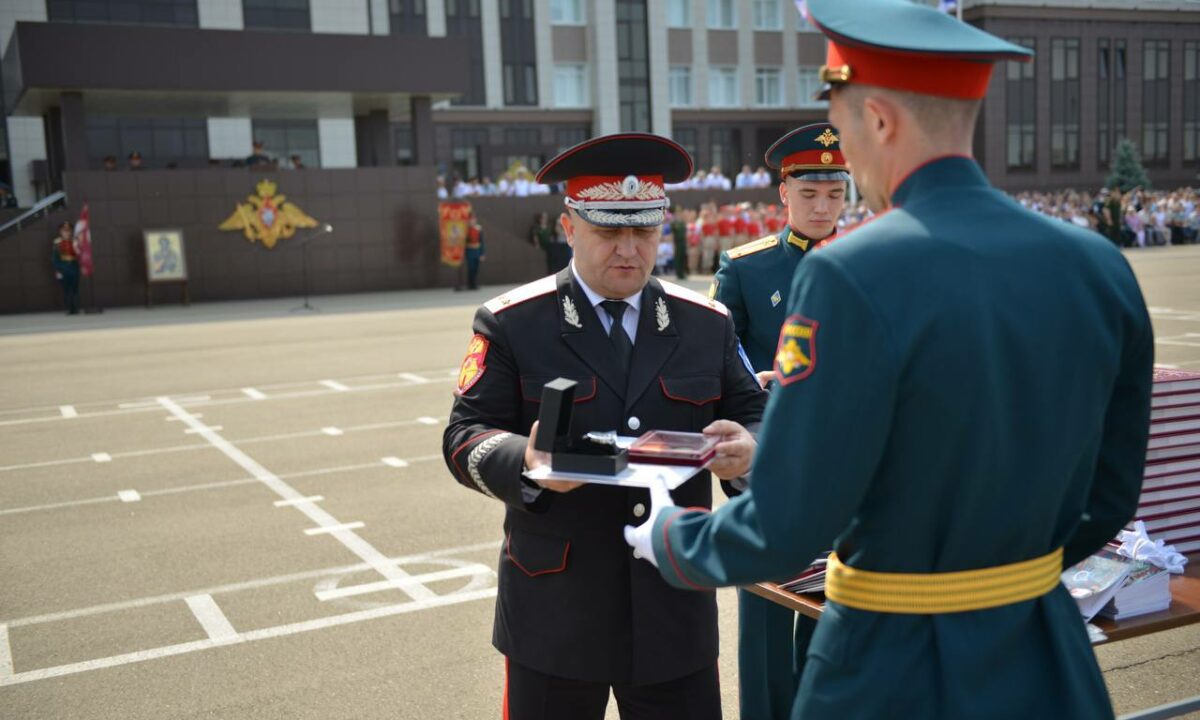 Власов поздравил выпускников военного училища имени Штеменко в Краснодаре