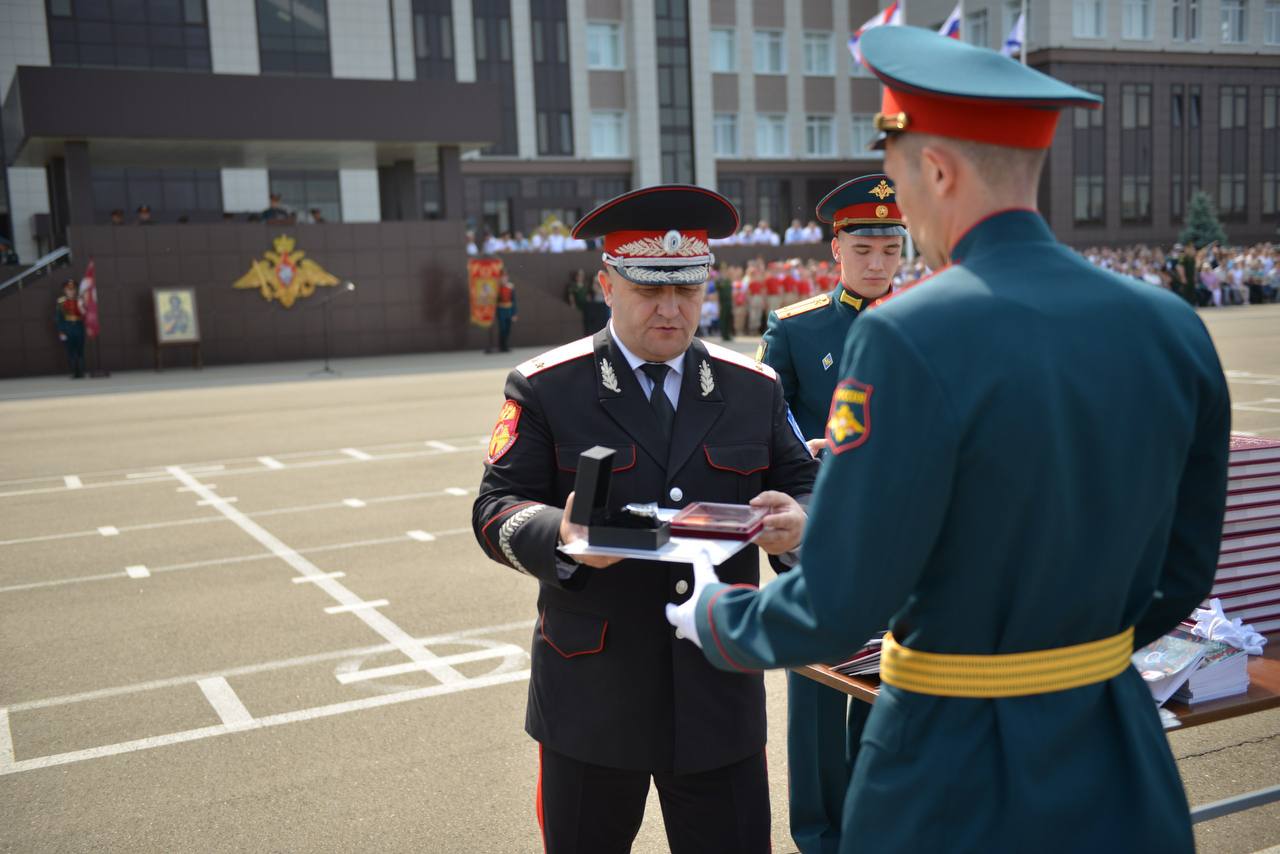 Власов поздравил выпускников военного училища имени Штеменко в Краснодаре