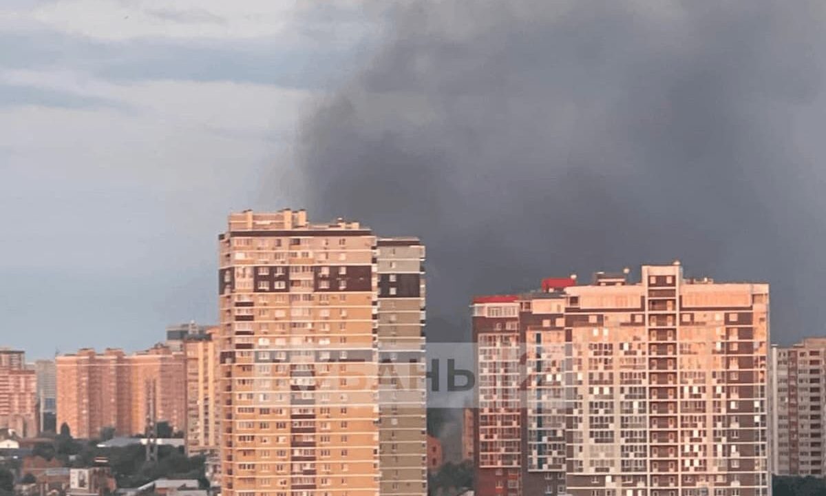 Здание бывшего кожзавода загорелось в центре Краснодара