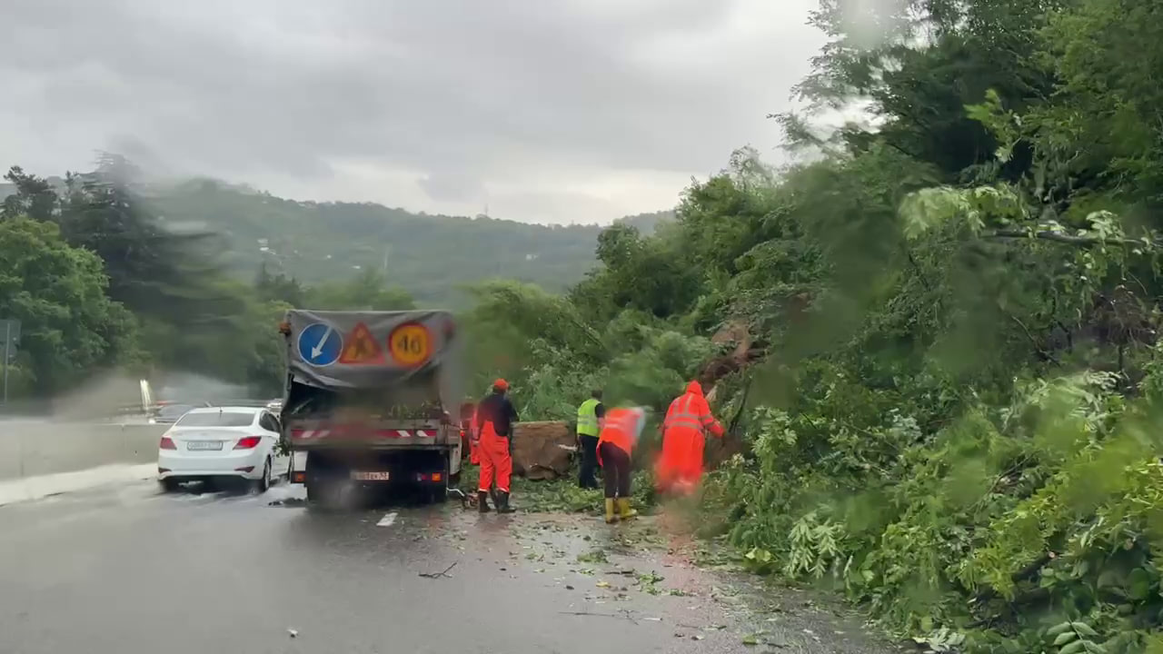 В Сочи из-за камнепада ограничили движение на спуске с Мамайского перевала