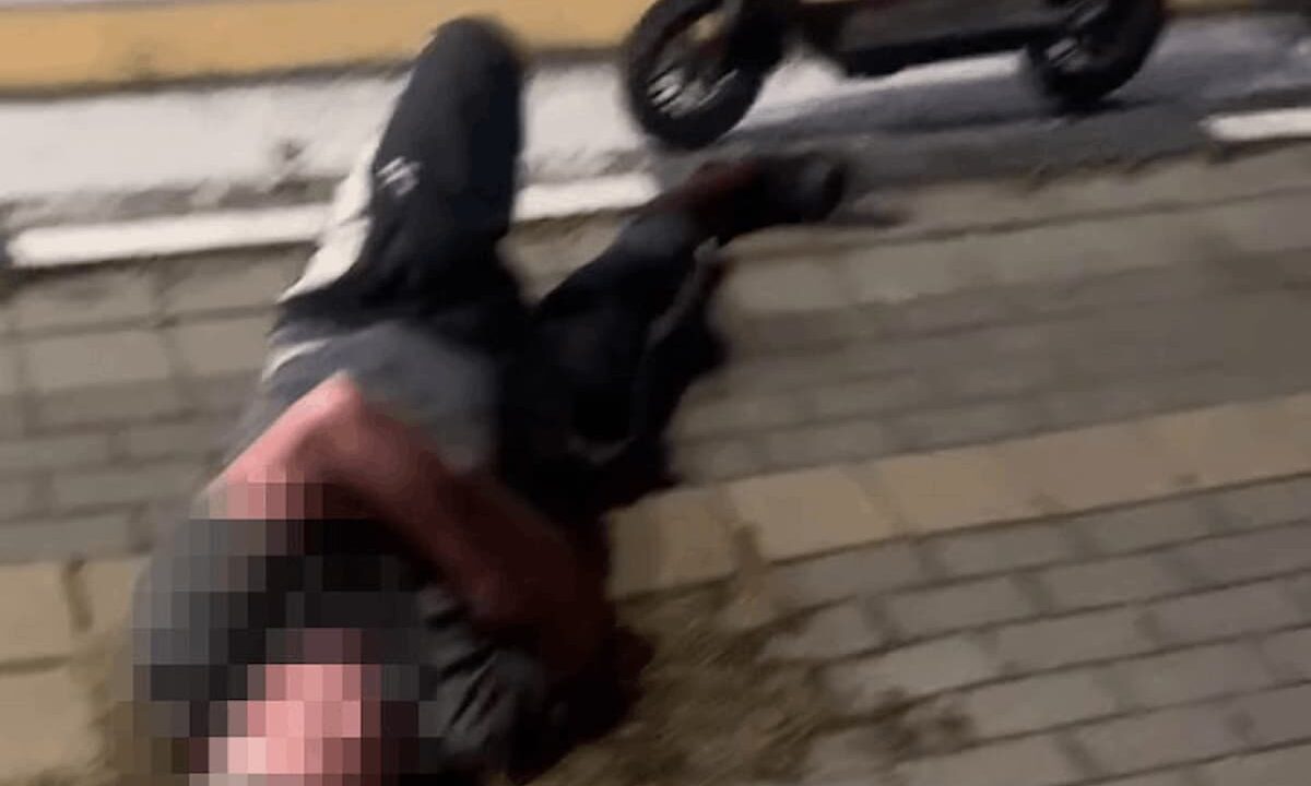 В Армавире росгвардейцы помогли пожилому самокатчику, потерявшему сознание