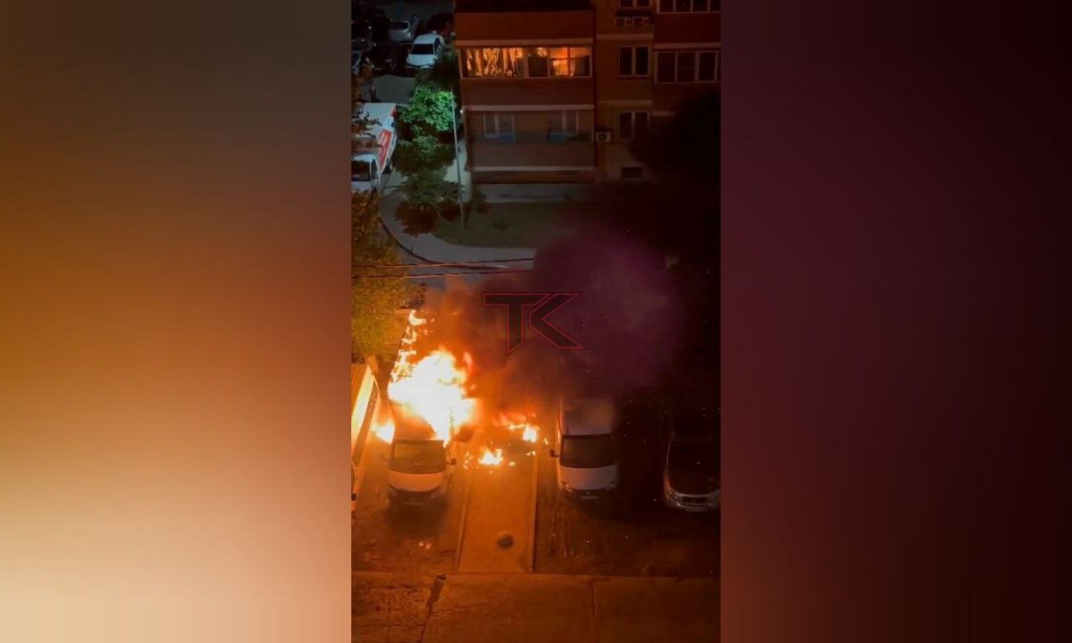 Четыре автомобиля сгорели ночью на парковке на улице Жигуленко в Краснодаре