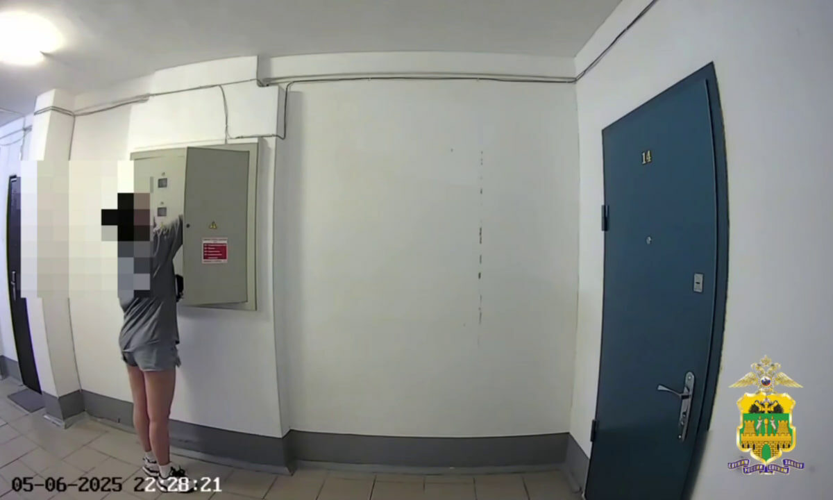 Две молодые закладчицы прятали наркотики в электрощитках подъездов в Краснодаре