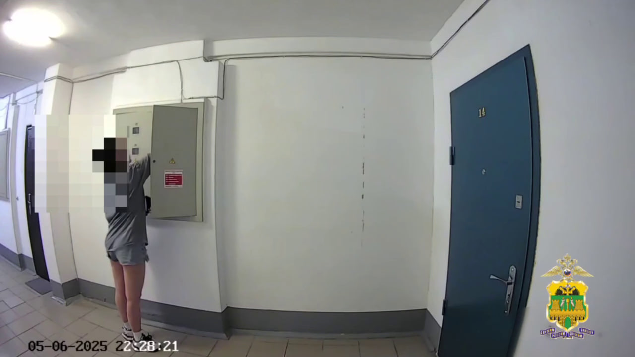 Две молодые закладчицы прятали наркотики в электрощитках подъездов в Краснодаре