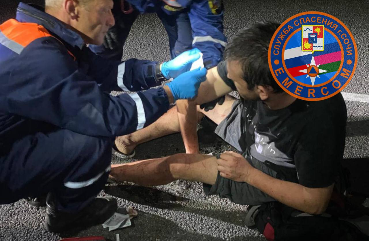 В Сочи мужчина поздно вечером заблудился в лесу и повредил ногу