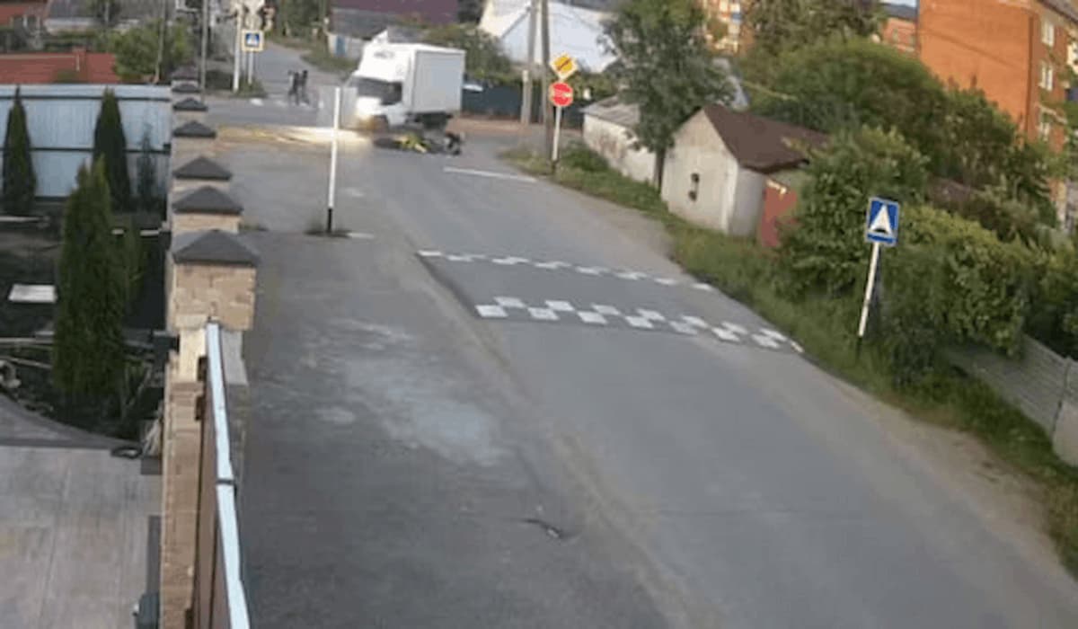 Два подростка на питбайке влетели в грузовик на перекрестке в Апшеронске