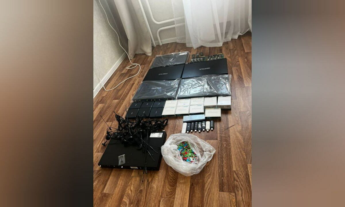 В Краснодаре у пособника телефонных мошенников изъяли 900 сим-карт