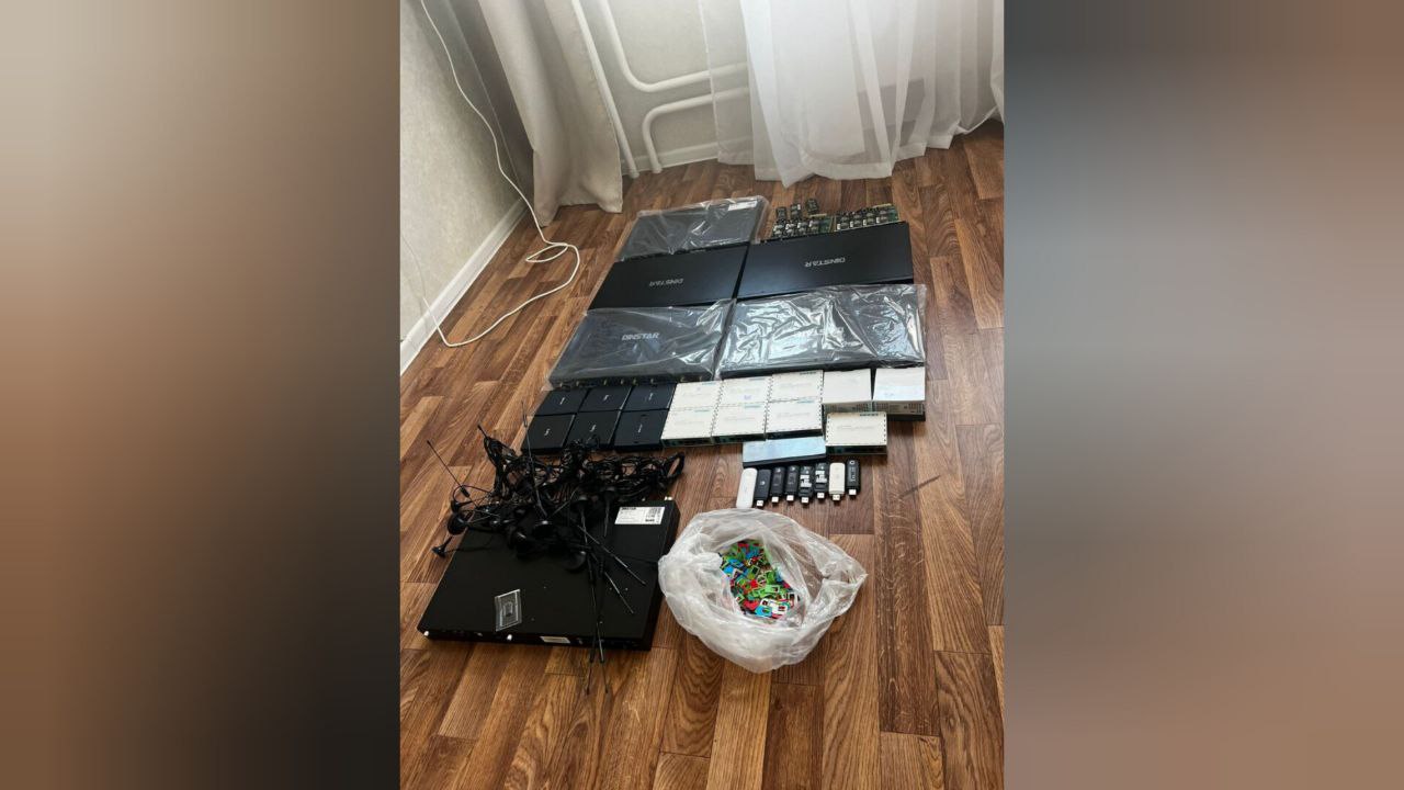 В Краснодаре у пособника телефонных мошенников изъяли 900 сим-карт