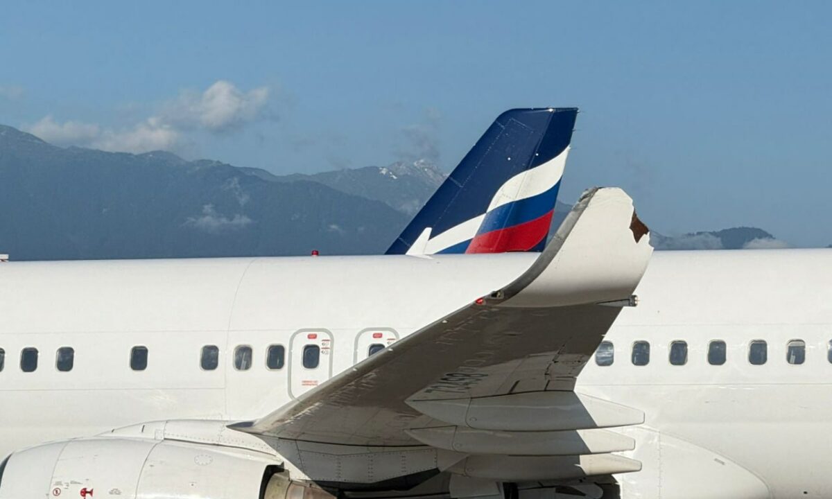 Два самолета столкнулись на пути к взлетной полосе в аэропорту Сочи