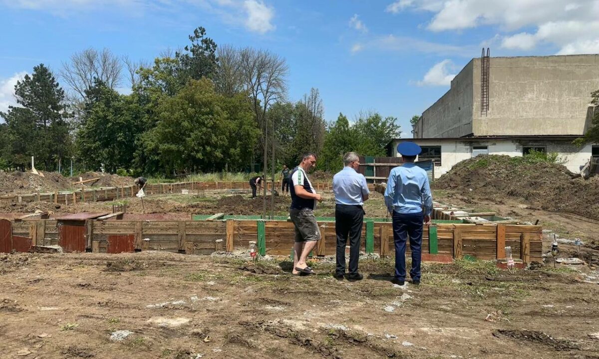 Прокуратура выявила отставание стройки амбулатории в Приморско-Ахтарском округе