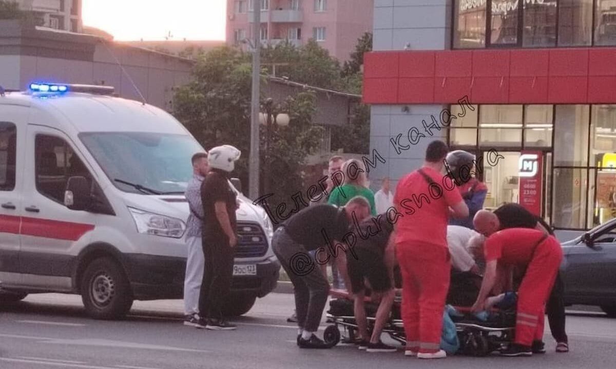 В Краснодаре мотоциклист сбил переходившую дорогу в неположенном месте девушку