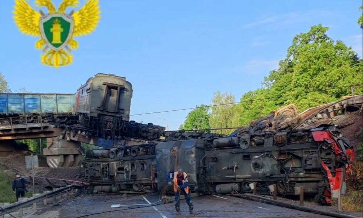 Обрушение моста и крушение грузового поезда произошло в Курской области