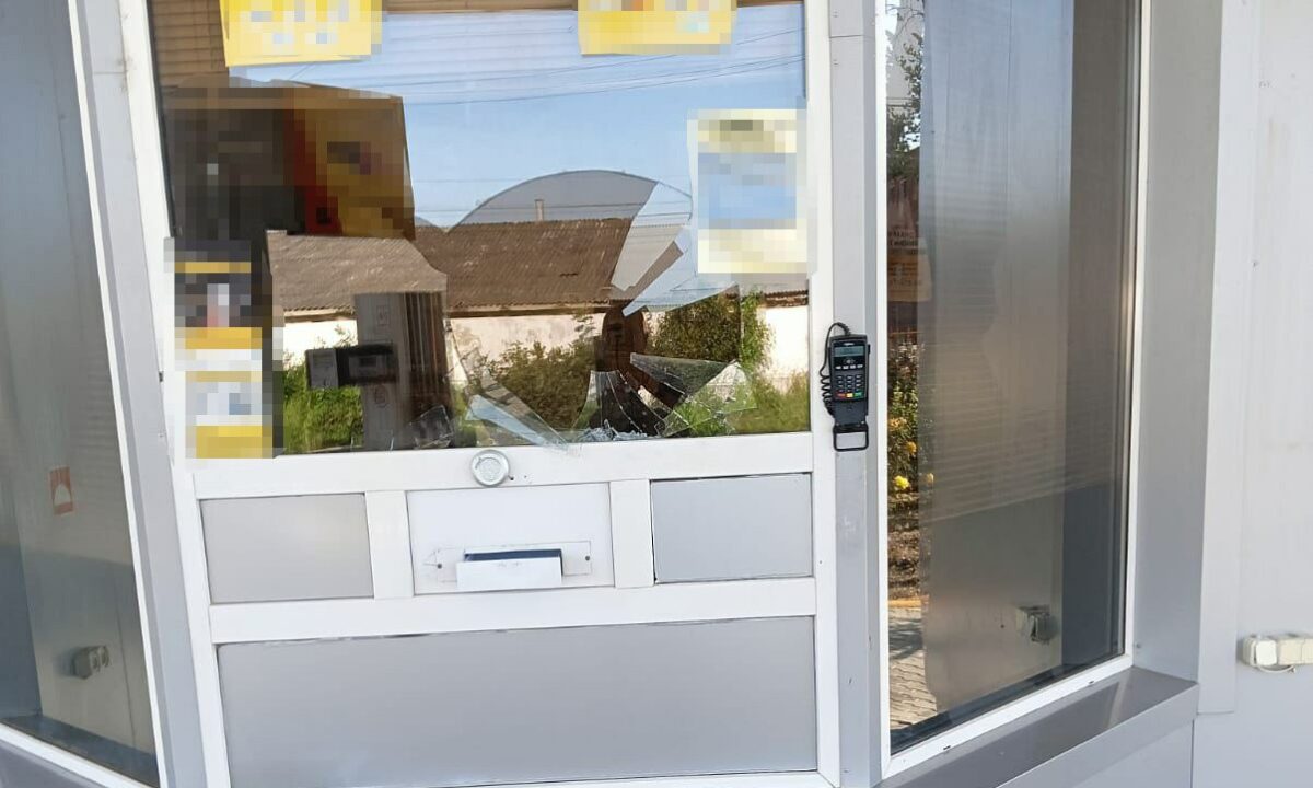 В Крымске пьяный мужчина разбил кулаком стекло кассы на АЗС и попытался сбежать