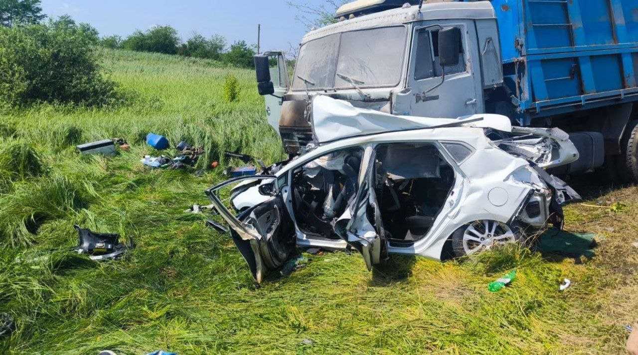 В жестком ДТП с легковушкой и КамАЗом на Кубани погибли две девочки-подростка