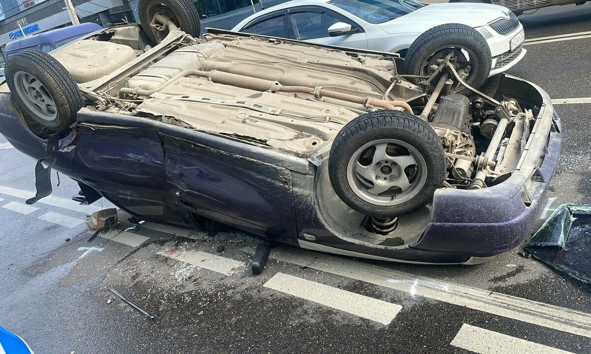 В Краснодаре «Лада» проскочила на красный, врезалась в иномарку и опрокинулась