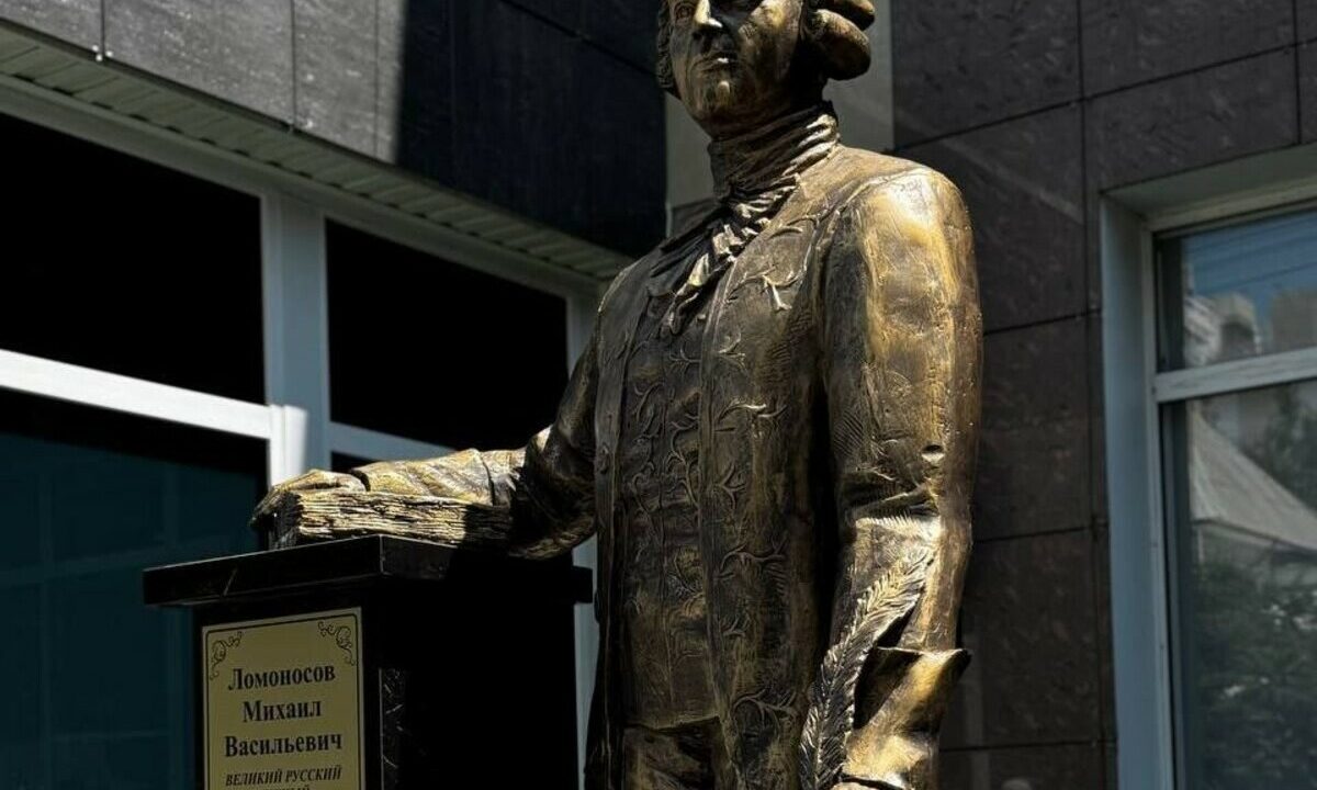 Памятник Михаилу Ломоносову установили перед индустриальным техникумом в Анапе