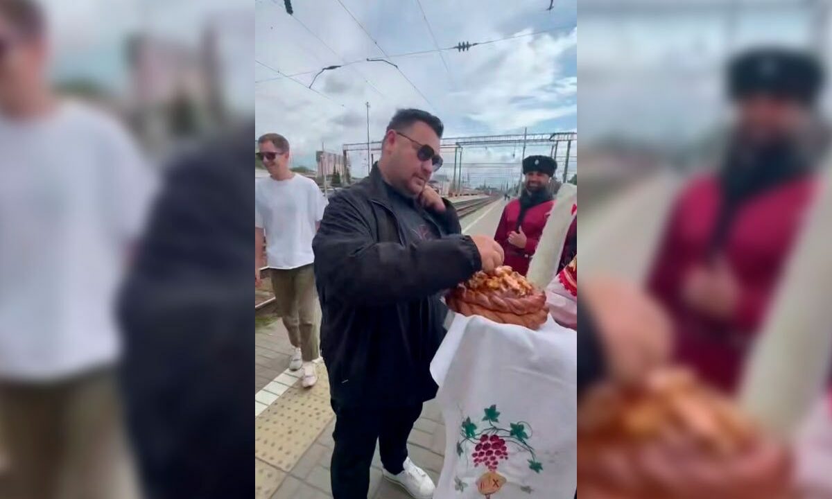 Солиста группы «Руки вверх!» Сергея Жукова встретили хлебом и солью в Краснодаре