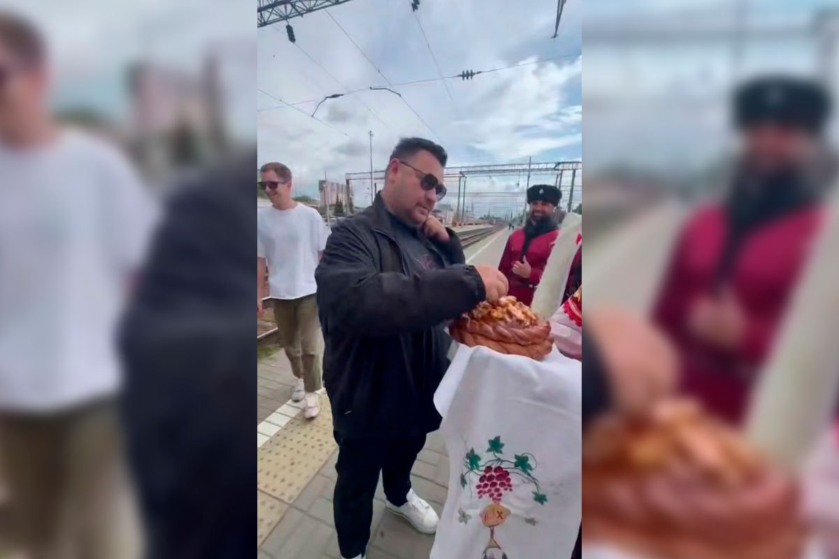 Солиста группы «Руки вверх!» Сергея Жукова встретили хлебом и солью в Краснодаре