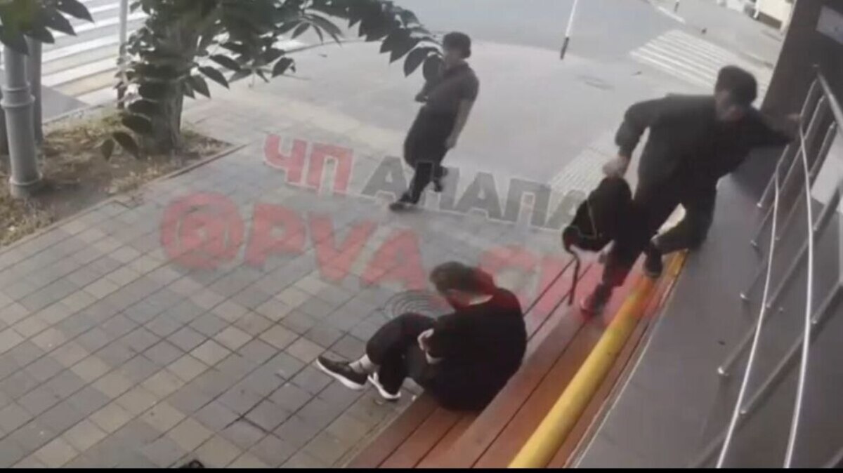 В Анапе двое парней украли рюкзак у задремавшего на скамейке мужчины
