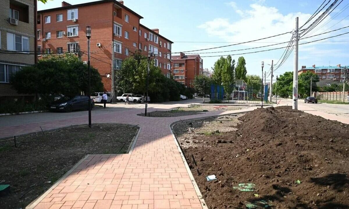 В Краснодаре на Шаляпинском бульваре высадят более 1 тыс. кустов