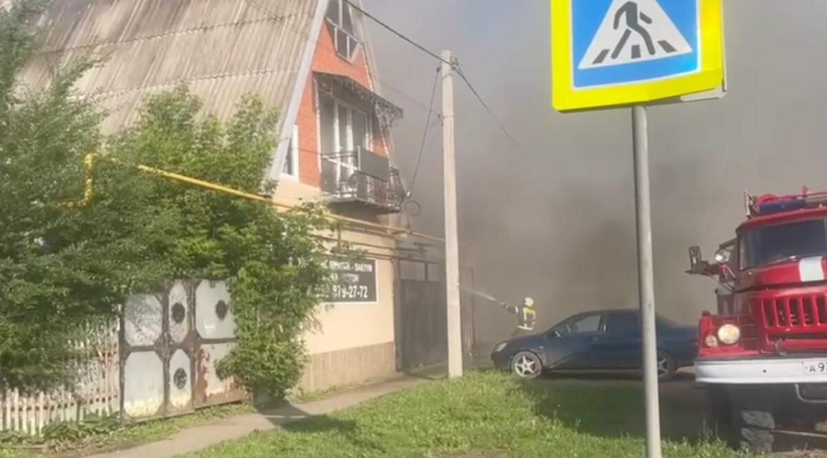 Гараж на площади 50 кв. метров загорелся в станице Новопокровской