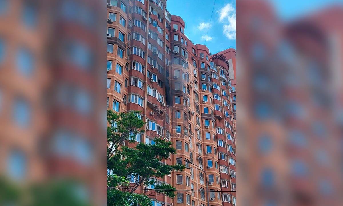 Пожар произошел в многоэтажном доме на улице Гаражной в Краснодаре