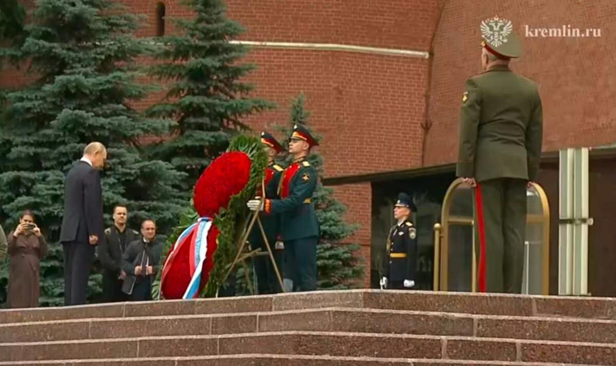 Владимир Путин возложил цветы к Могиле Неизвестного Солдата у стен Кремля