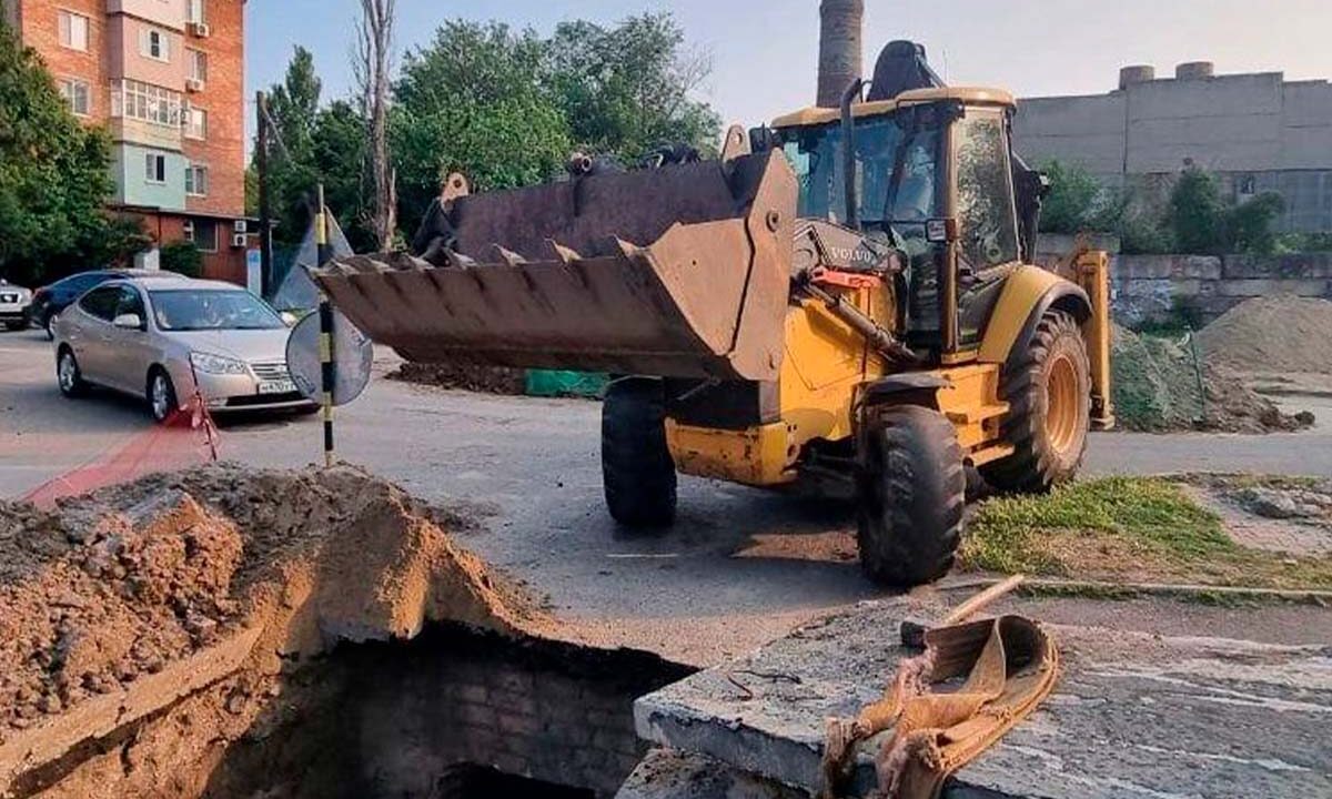 Участок теплотрассы на улице Ленина начали ремонтировать в Ейске
