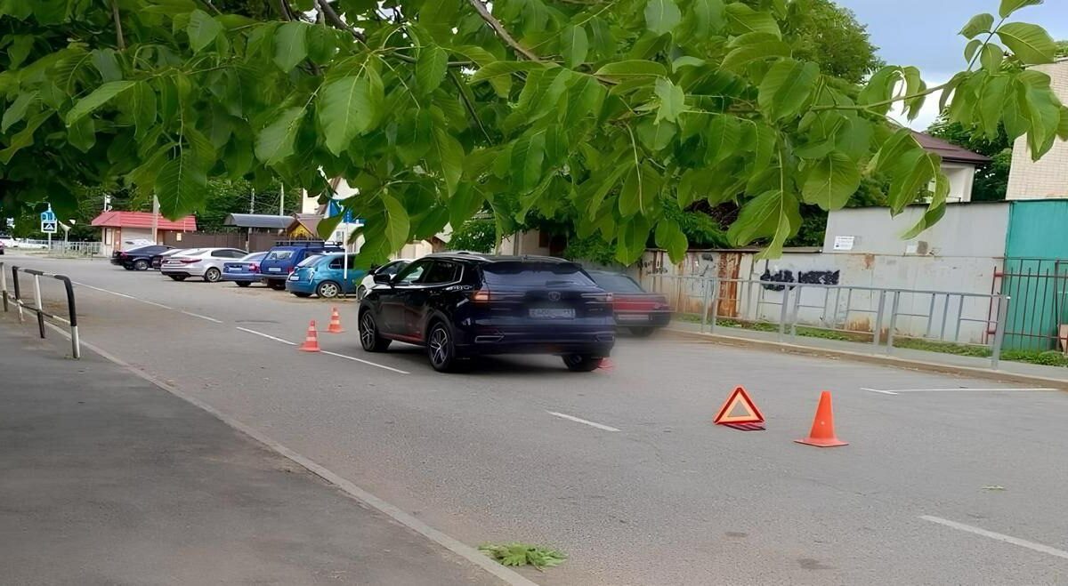 В Белореченске двухлетняя девочка вырвалась из руки матери и попала под машину