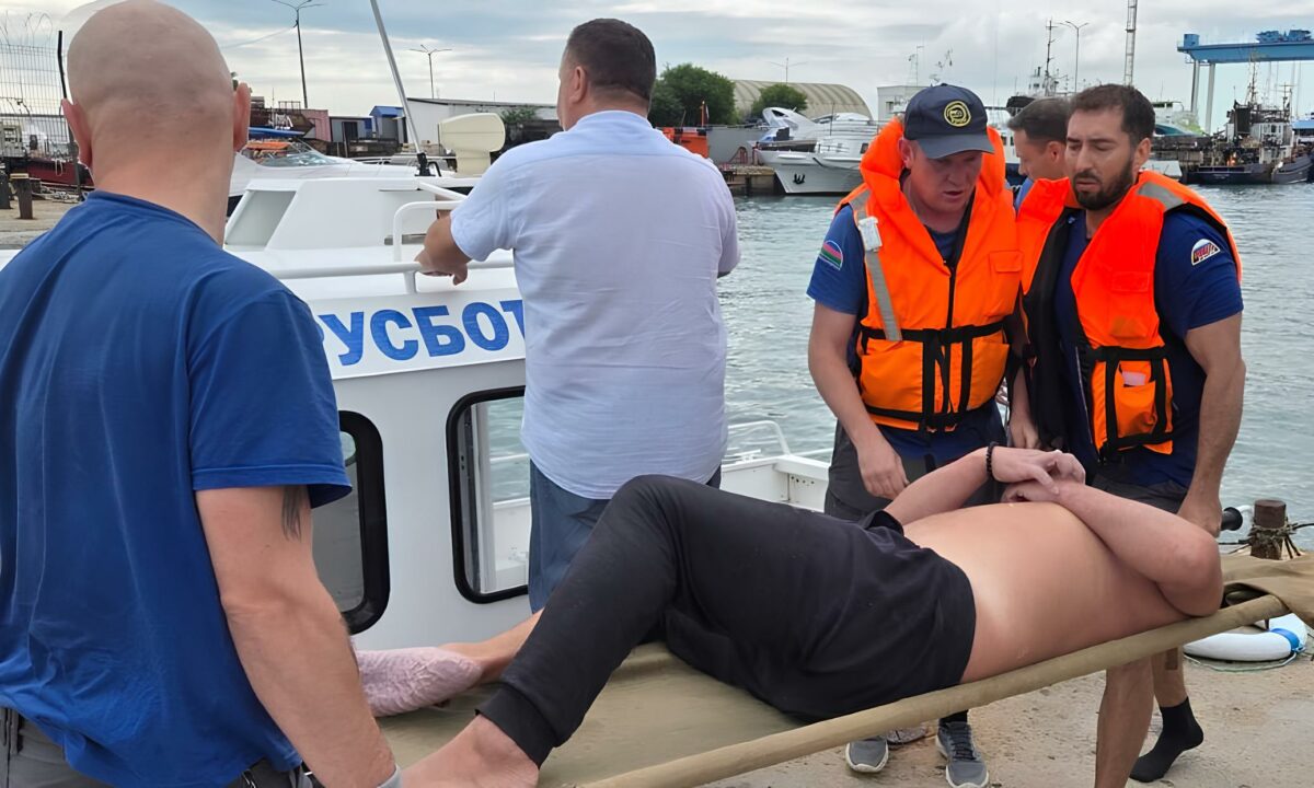 В Анапе спасатели во время шторма вытащили из воды утопающего туриста из Москвы