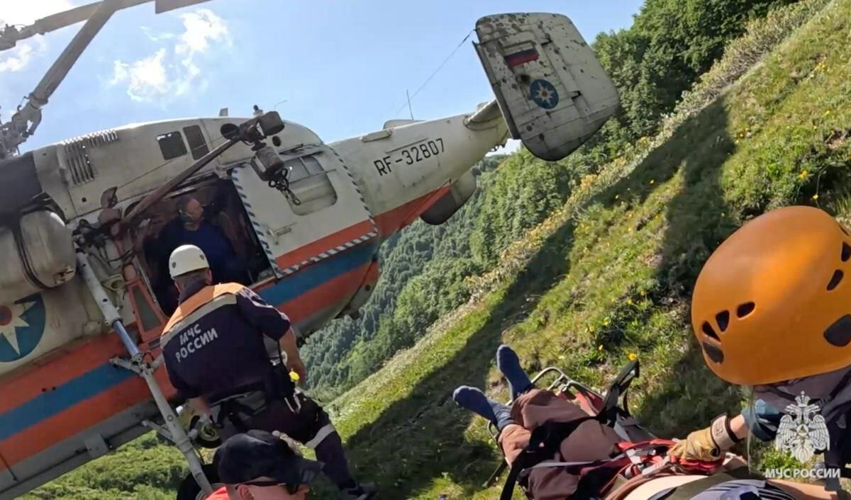 Погибшего туриста эвакуировали на вертолете с Черкесского перевала в Сочи
