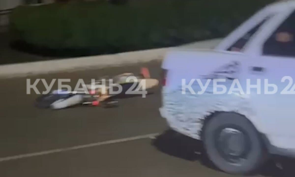 Мотоциклист без прав пострадал в столкновении с «Ладой» в Краснодарском крае
