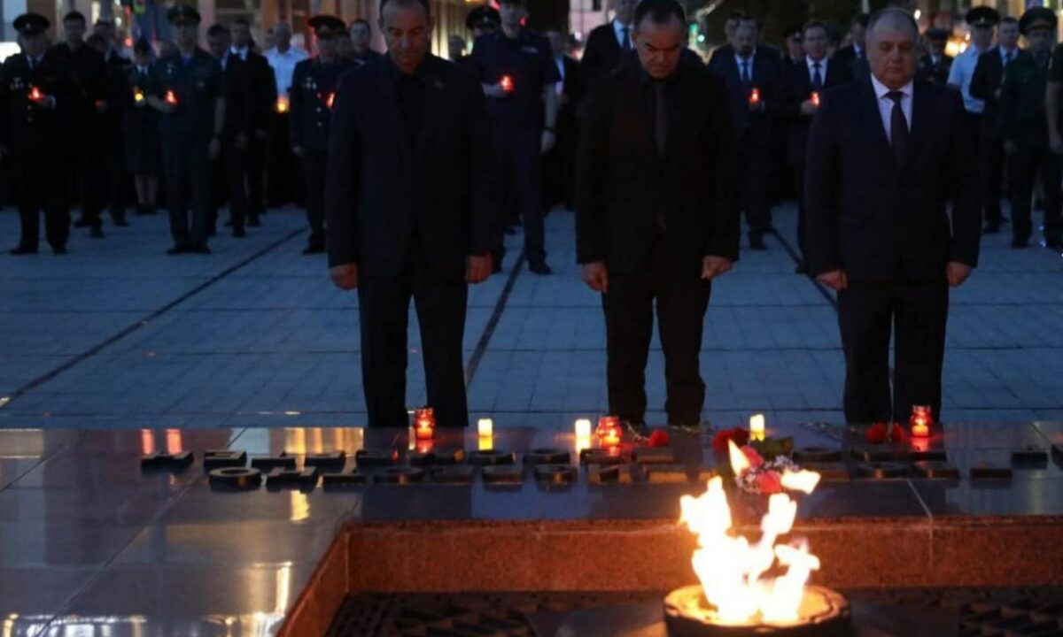 Вениамин Кондратьев в День памяти и скорби возложил цветы у Вечного огня