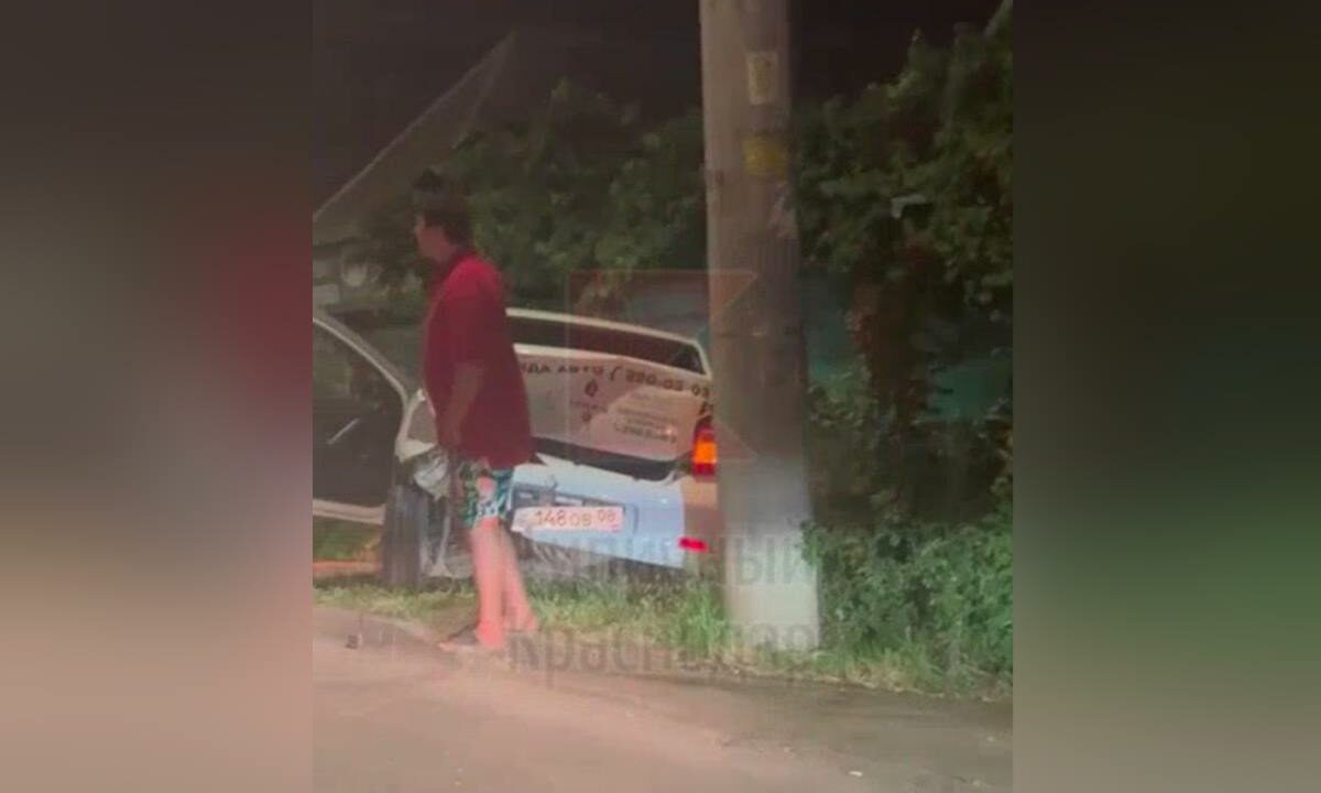 Такси улетело в кювет после столкновения с иномаркой в Краснодаре