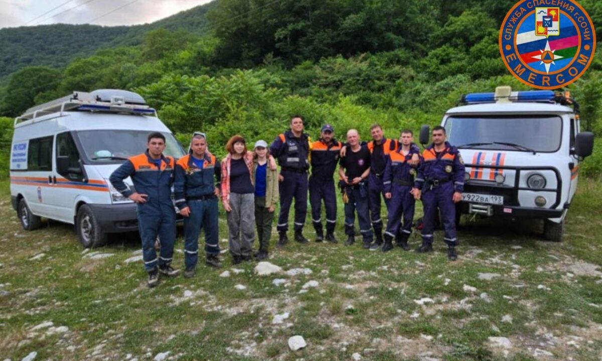 Спасатели вывели из леса бабушку с внуком, потерявшихся в горах Сочи