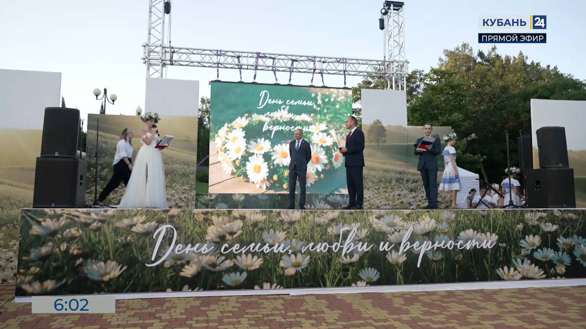 Детям-сиротам торжественно вручили ключи от новых квартир в Геленджике