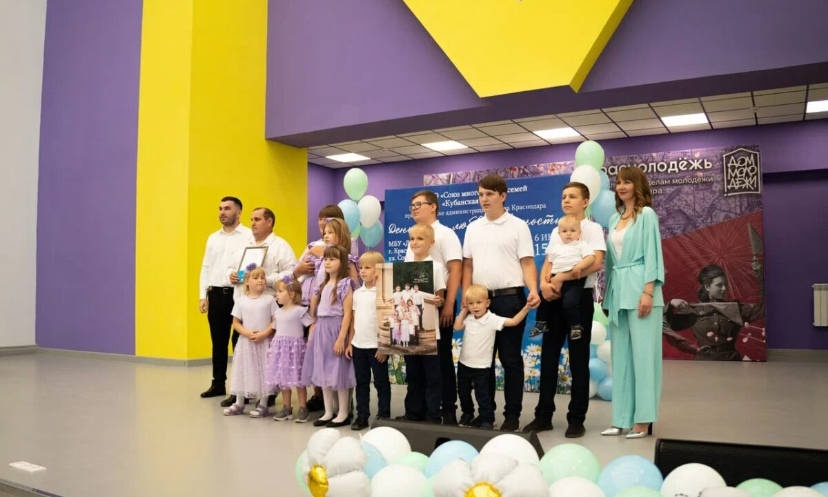 Любовь — главный двигатель жизни: «НВМ» поздравила супружеские пары с Днем семьи