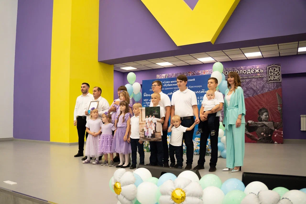 Любовь — главный двигатель жизни: «НВМ» поздравила супружеские пары с Днем семьи