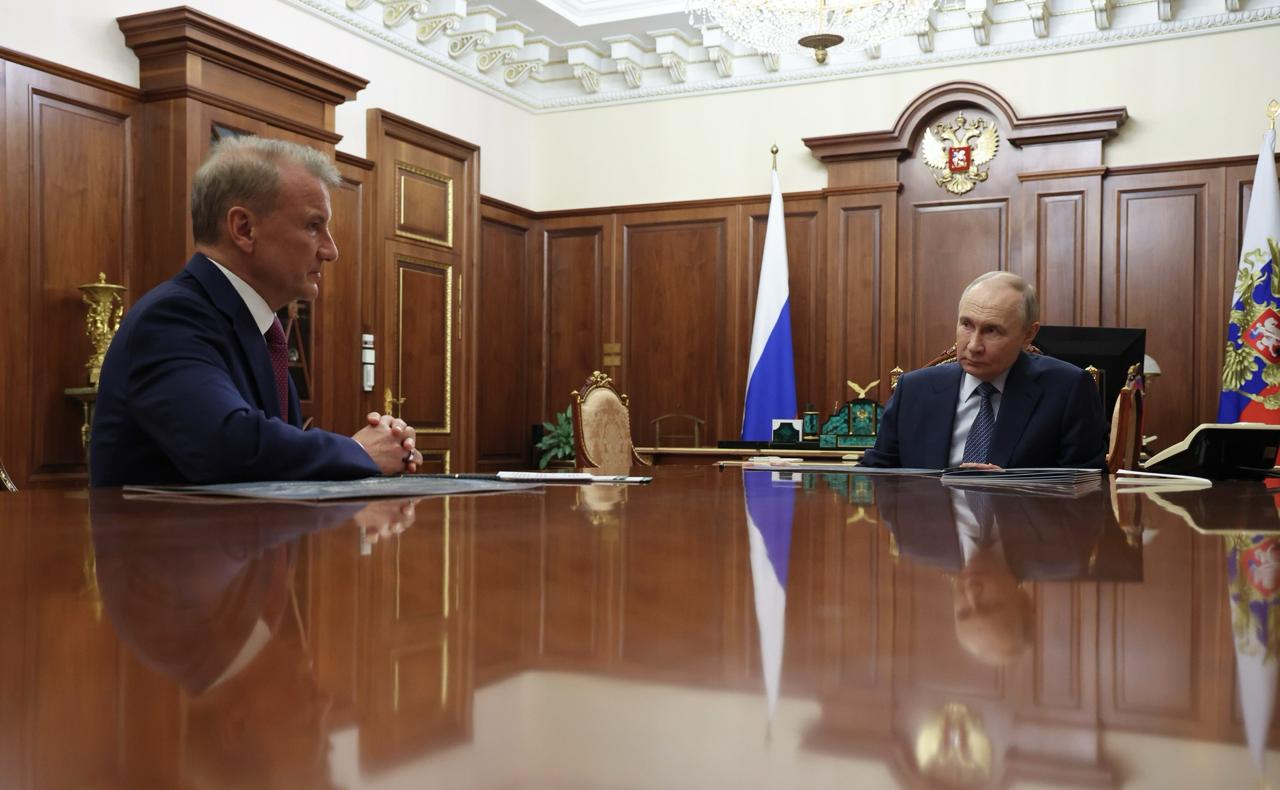 Путин на встрече с Грефом потребовал не обременять ипотечных заемщиков доплатами