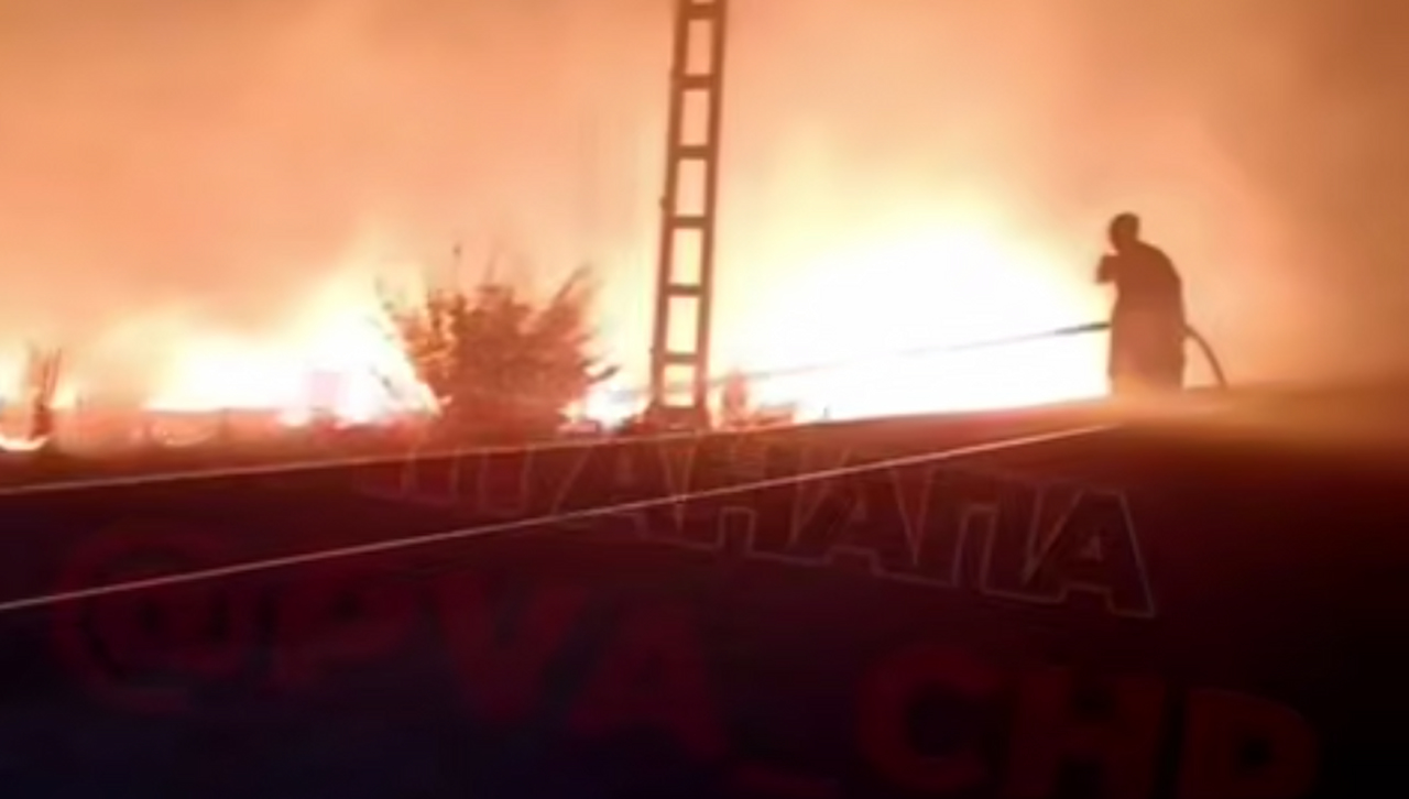 Огонь охватил 300 кв. метров сухой травы и угрожал домам в пригороде Анапы